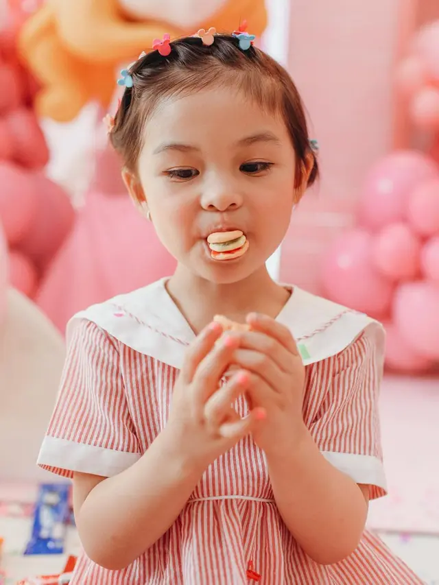 Momen Chelsea Olivia Rayakan Ulang Tahun Nastusha, Dekorasi Serba Pink. (Sumber: Instagram/chelseaoliviaa dan Instagram/glennalinskie)