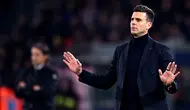 Pelatih Bologna, Thiago Motta saat memimpin timnya menghadapi Inter Milan pada lanjutan Liga Italia 2023/2024. (GABRIEL BOUYS / AFP)