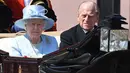 Ratu Inggris Elizabeth II dan Pangeran Philip dari Inggris (kanan) melakukan perjalanan dengan kereta kuda menuju Horse Guards Parade untuk Parade Ulang Tahun Ratu, 'Trooping the Color', di London pada 17 Juni 2017. Pangeran Philip meninggal di usia ke-99 pada 9 April 2021. (Chris J Ratcliffe/AFP)