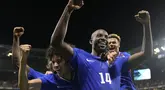 Penyerang Prancis Jean-Philippe Mateta (14) berselebrasi dengan rekannya setelah mencetak gol kedua timnya ke gawang Mesir pada babak extra time saat semifinal sepak bola Olimpiade 2024 di Groupama Stadium, Lyon, Selasa (6/8/2024) dini hari WIB. (AP Photo/Silvia Izquierdo)