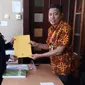 Koalisi Masyarakat Blora Peduli Pilkada Demokratis resmi melaporkan Badan Pengawas Pemilu (Bawaslu) Kabupaten Blora, Jawa Tengah, ke Dewan Kehormatan Penyelenggara Pemilu (DKPP). (Liputan6.com/ Ahmad Adirin)