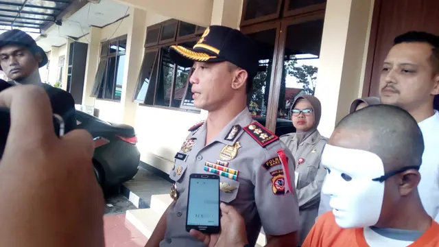 Kapolres Garut AKBP Budi Satria Wiguna menunjukan pelaku pencabulan terhadap anak kandungnya di Garut