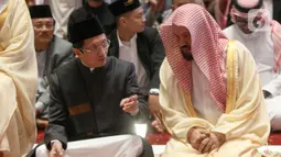 Imam Besar Masjid Nabawi Syekh Ahmad bin Ali Al Hudhaify juga menjadi imam saat salat Jumat bersama ribuan jamaah di Masjid Istiqlal. (Liputan6.com/Herman Zakharia)