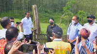 Presiden Jokowi bersama Ketua DPR Puan Maharani serta sejumlah pemred dan pejabat meninjau Kawasan IKN, di Penajam Paser Utara, Kaltim, Rabu (22/06/2022). (Foto: Humas Setkab/Rahmat)