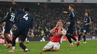 Kekecewaan Leandro Trossard saat Arsenal ditahan Aston Villa di Liga Inggris 2024/2025 (AFP)