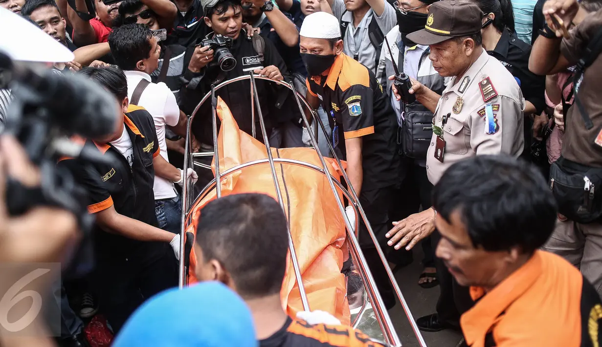 Polisi menemukan 11 korban yang disekap di kamar mandi ukuran 1,5 x 1,5 meter, Pulogadung, Jakarta, Selasa (27/12). Enam korban meninggal diduga akibat kehabisan oksigen. (Liputan6.com/Faizal Fanani)