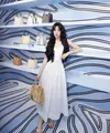 Yuqi (G)I-DLE mencuri perhatian dengan penampilannya saat menghadiri Tory Burch Korea Destination Anywhere Pop-up Korea Selatan pada 1 Agustus lalu. [@yuqisong.923].