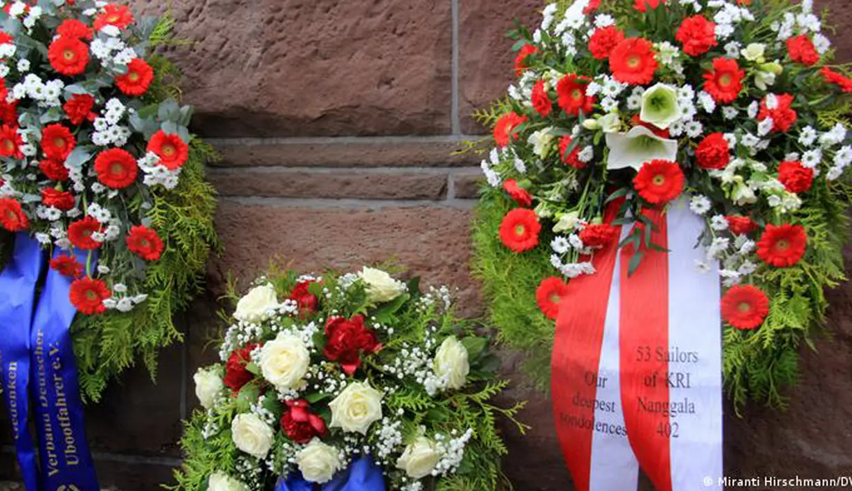 Karangan bunga penghormatan kepada 53 awak KRI Nanggala-402 yang gugur dalam tugas di Monumen Kehormatan Kapal Selam Moeltenort, dekat Kiel, Jerman pada 29 April 2021. Kegiatan itu digelar Asosiasi Kapal Selam VDU dan Angkatan Laut Jerman sebagai ungkapan duka. (FOTO: Miranti Hirschmann/DW)