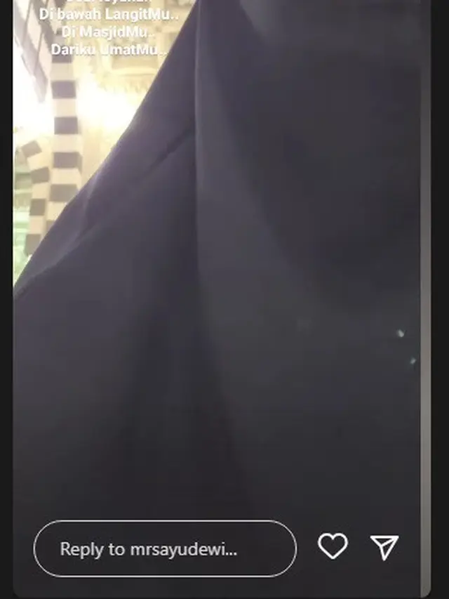 Ayu Dewi dan Regi Datau bertolak ke Tanah Suci (Foto Instagram mrsayudewi)