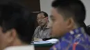 Terdakwa kasus suap Bupati Bangkalan Fuad, Direktur PT Media Karya Sentosa (MKS) Antonio Bambang Djatmiko menyimak keterangan saksi saat sidang lanjutan di pengadilan Tipikor, Jakarta, Senin (16/3/2015). (Liputan6.com/Helmi Afandi)
