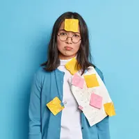 Brain dump membantu meredakan overthinking, menata emosi, dan meningkatkan produktivitas harianmu (Foto/Dok: freepik/wayhomestudio)