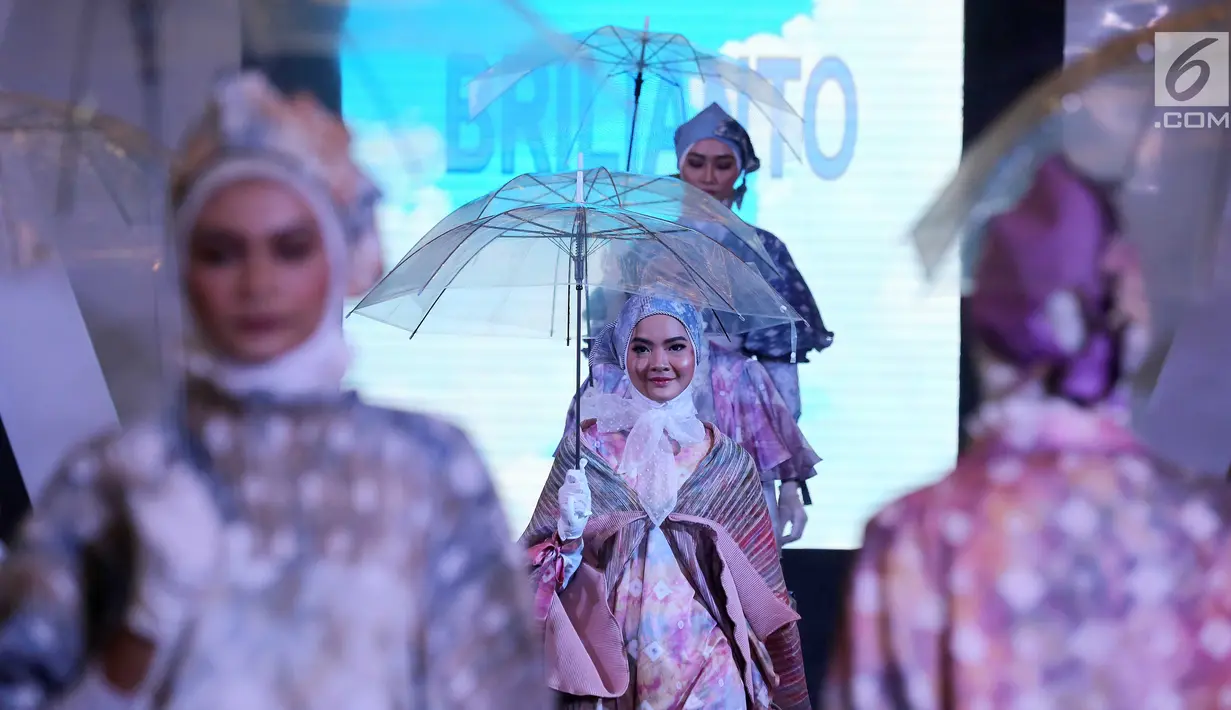 Model membawakan busana pada acara Palembang Fashion Week (PFW) 2019 di Palembang Icon, Sumsel, Minggu (10/3). Pagelaran PFW yang digelar ke enam kalinya menampilkan 10 karya desainer lokal yang mengusung tema URBANATION. (Liputan6.com/Fery Pradolo)