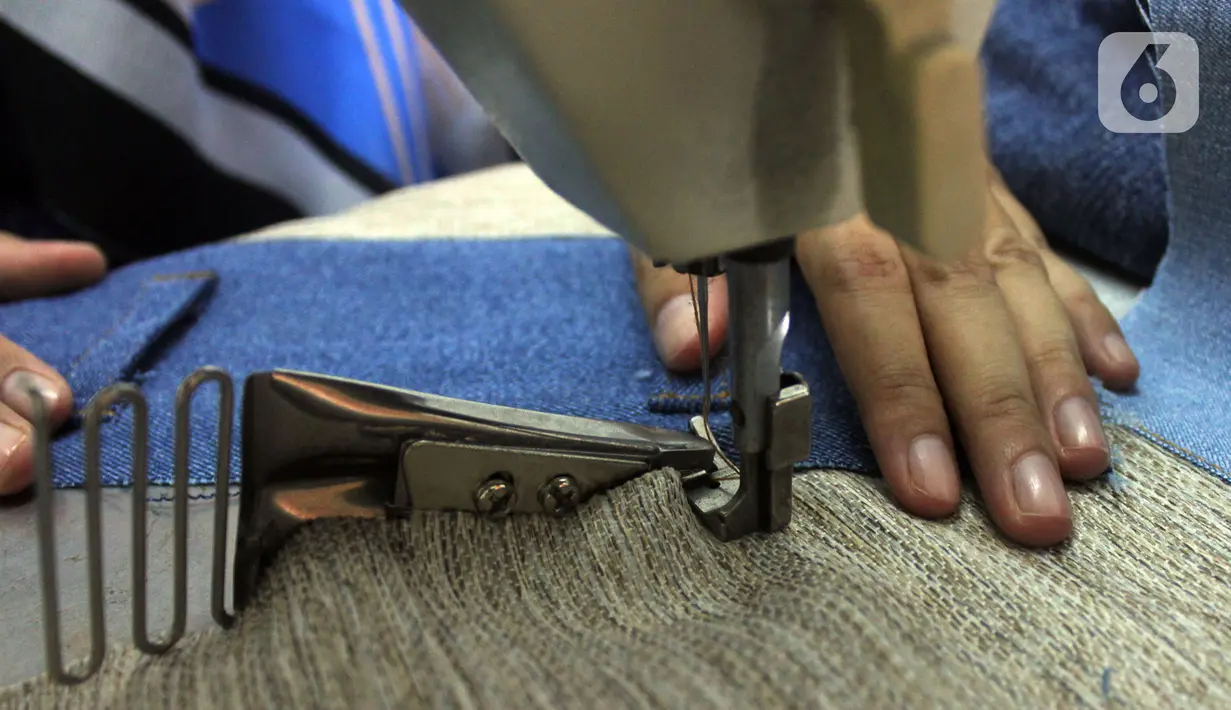 Perajin Risma Eljundi menyelesaikan pembuatan tas dari bahan celana jeans bekas di Legok, Tangerang, Banten, Senin (11/11/2019). Tas berbahan jeans dijual dengan harga Rp 150 ribu hingga Rp 250 ribu. (merdeka.com/Arie Basuki)