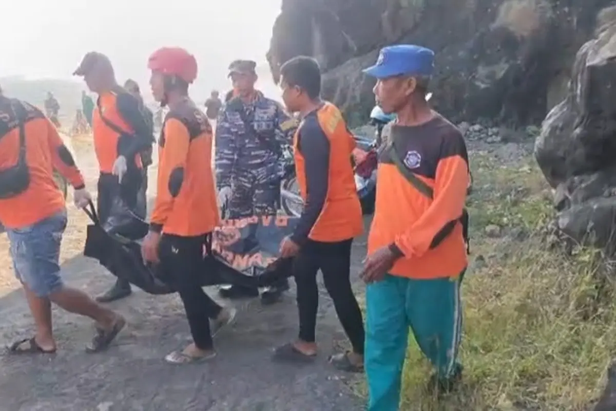 Tim SAR Gabungan berhasil menemukan salah satu dari dua korban yang terseret arus di Pantai Seruni Payangan