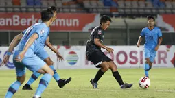 Striker Madura United, Bayu Gatra (tengah) dijaga sejumlah pemain Persela Lamongan dalam laga matchday ke-3 Grup C Piala Menpora 2021 di Stadion Si Jalak Harupat, Bandung, Kamis (1/4/2021). (Bola.com/Ikhwan Yanuar)
