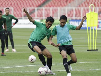 Pemain Timnas Indonesia, Evan Dimas dan Septian David, berebut bola saat latihan di SUGBK, Jakarta, Sabtu (24/11). Latihan ini persiapan jelang laga Piala AFF 2018 melawan Filipina. (Bola.com/Vitalis Yogi Trisna)