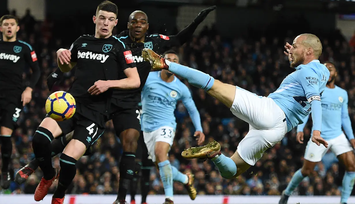 Proses terjadinya gol yang dicetak gelandang Manchester City, David Silva, ke gawang West Ham pada laga Premier League di Stadion Etihad, Manchester, Minggu (3/11/2017). City menang 2-1 atas West ham. (AFP/Oli Scarff)