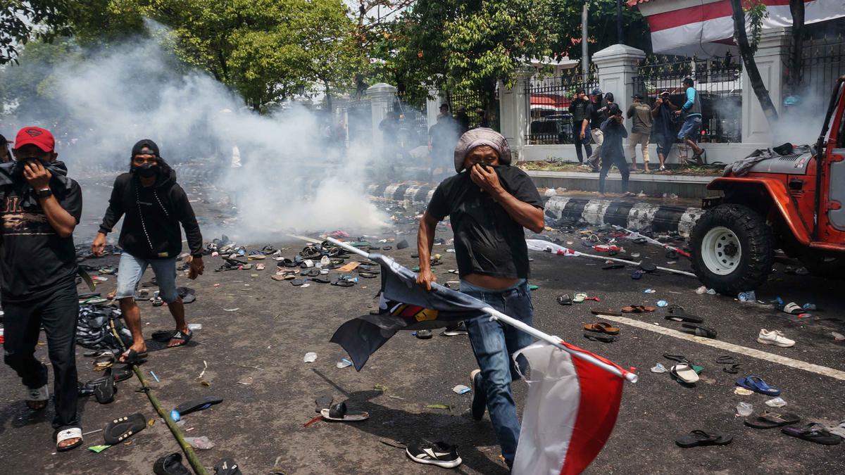 Pertolongan Pertama Jika Terkena Gas Air Mata, Ini Langkah Cepat yang Harus Dilakukan