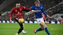 Memasuki babak kedua, Everton langsung mengambil inisiatif serangan lebih dulu. Namun Manchester United mampu mengimbangi permainan dan kembali mengontrol jalannya laga. Tampak dalam foto, bek Manchester United asal Portugal, Diogo Dalot (kiri) menahan bek Everton asal Inggris, Jarrad Branthwaite, selama pertandingan pekan ke-27 Liga Primer Inggris 2025/2026 di Stadion Hill Dickinson, Liverpool, barat laut Inggris, Senin 23 Februari 2026 waktu setempat atau Selasa 24 Februari 2026 dini hari WIB. (Paul ELLIS/AFP)