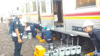 Proses evakuasi KRL jurusan Bogor-Jatinegara yang anjok di antara Stasiun Manggarai ke Stasiun Sudirman.  (Liputan6.com/Andry Haryanto)