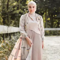 OOTD Zaskia Sungkar pakai rok juga tak kalah menarik. Ia padukan outfit bernuansa cokelat muda dengan pleated skirt dan outer bermotif abstrak yang cantik. [Foto: Instagram/zaskiazungkar15]