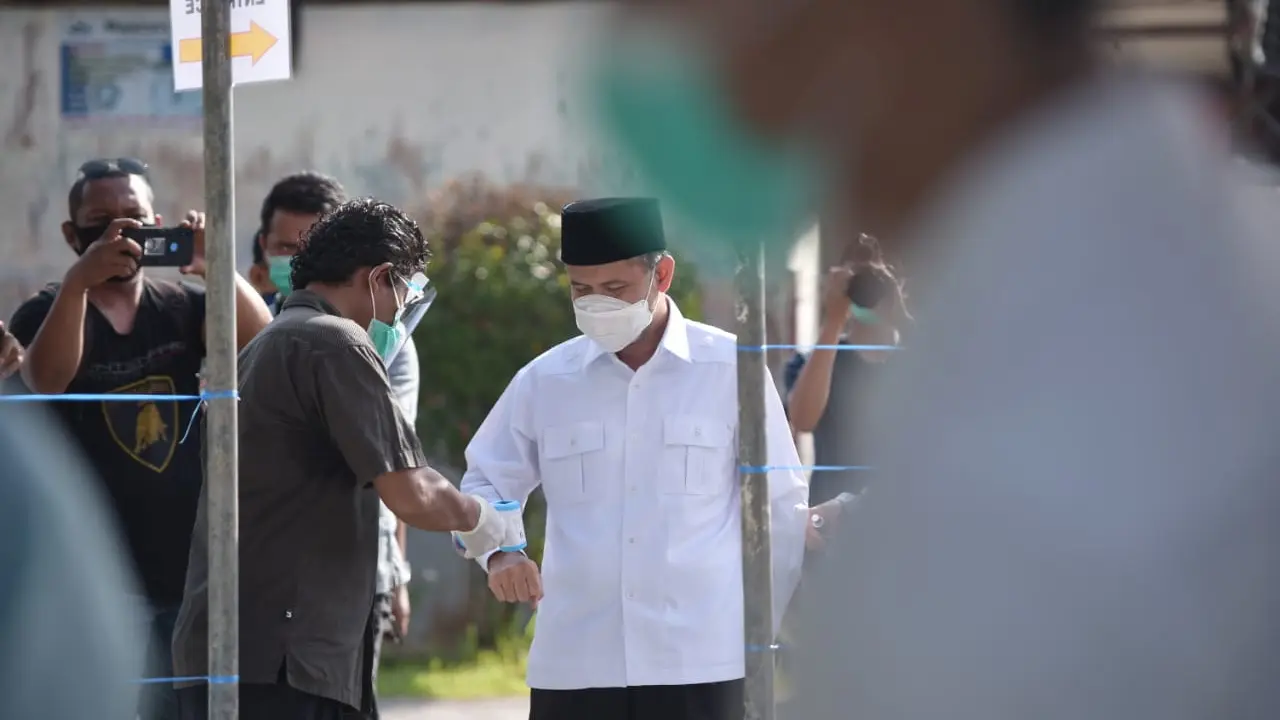 Calon Wakil Wali Kota Medan Salman Alfarisi menyoblos di TPS sekitar rumahnya di Komplek JIP I, Jalan Karya Wisata, Lapangan Voli Blok 3/4, Medan Johor Kota Medan. (Liputan6.com/Reza Efendi