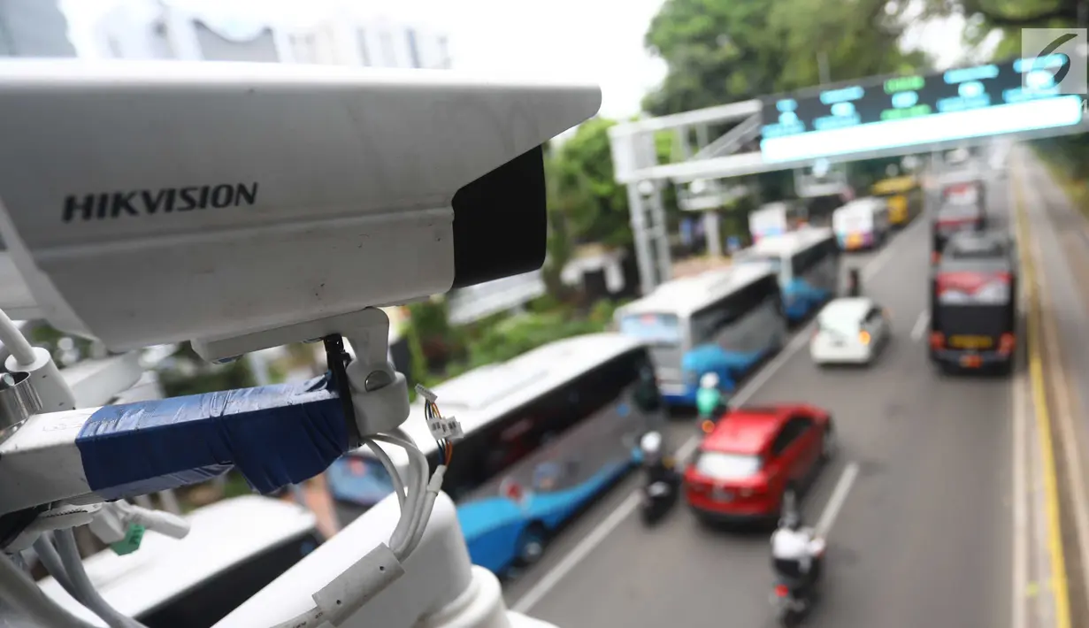 CCTV terpasang di dekat alat electronic road pricing (ERP) di Jalan Medan Merdeka Barat, Jakarta, Senin (13/11). Pemprov DKI Jakarta akan melakukan uji coba coba sistem jalan berbayar atau ERP secara. (Liputan6.com/Angga Yuniar)