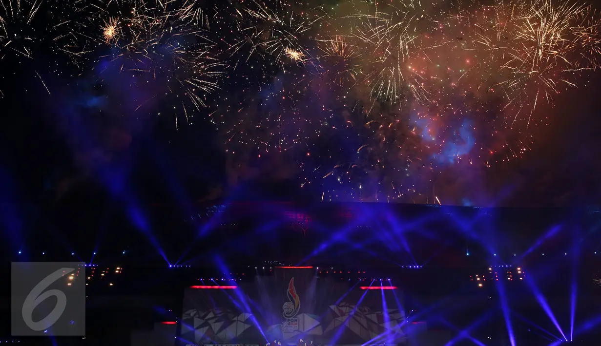Ledakan cahaya kembang api mewarnai kemeriahan penutupan PON XIX 2016 di Stadion Gelora Bandung Lautan Api, Kamis (29/9). Selanjutnya PON XX akan diselenggarakan di Provinsi Papua pada 2020 mendatang. (Liputan6.com/Helmi Fithriansyah)