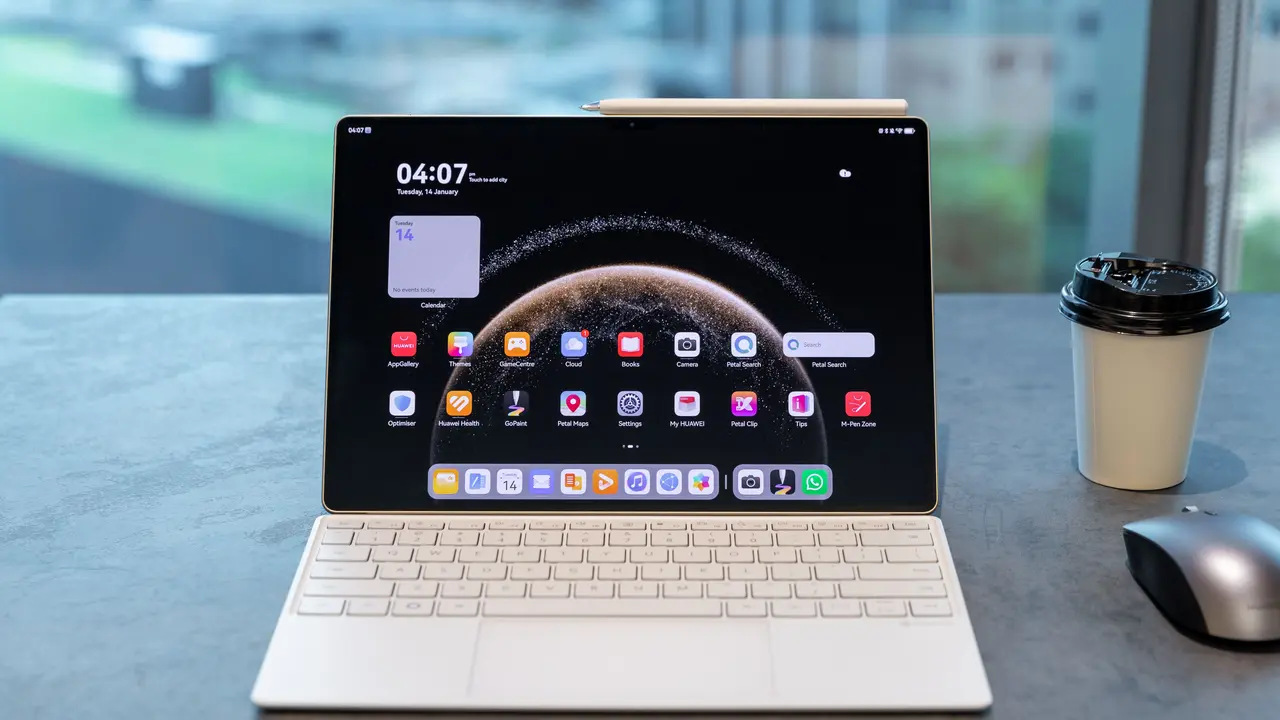 Huawei MatePad Pro 13.2 dilengkapi dengan keyboard dan mouse (Foto Dok: Huawei Indonesia)