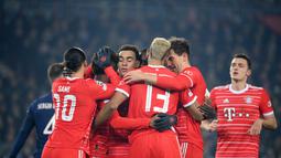 Para pemain Bayern Muenchen merayakan gol yang dicetak penyerang Kingsley Coman ke gawang PSG selama pertandingan leg pertama babak 16 besar Liga Champions di stadion Parc des Princes di Paris, Rabu (15/2/2023). Bayern menang tipis atas PSG dengan skor 1-0. (AFP/Franck Fife)