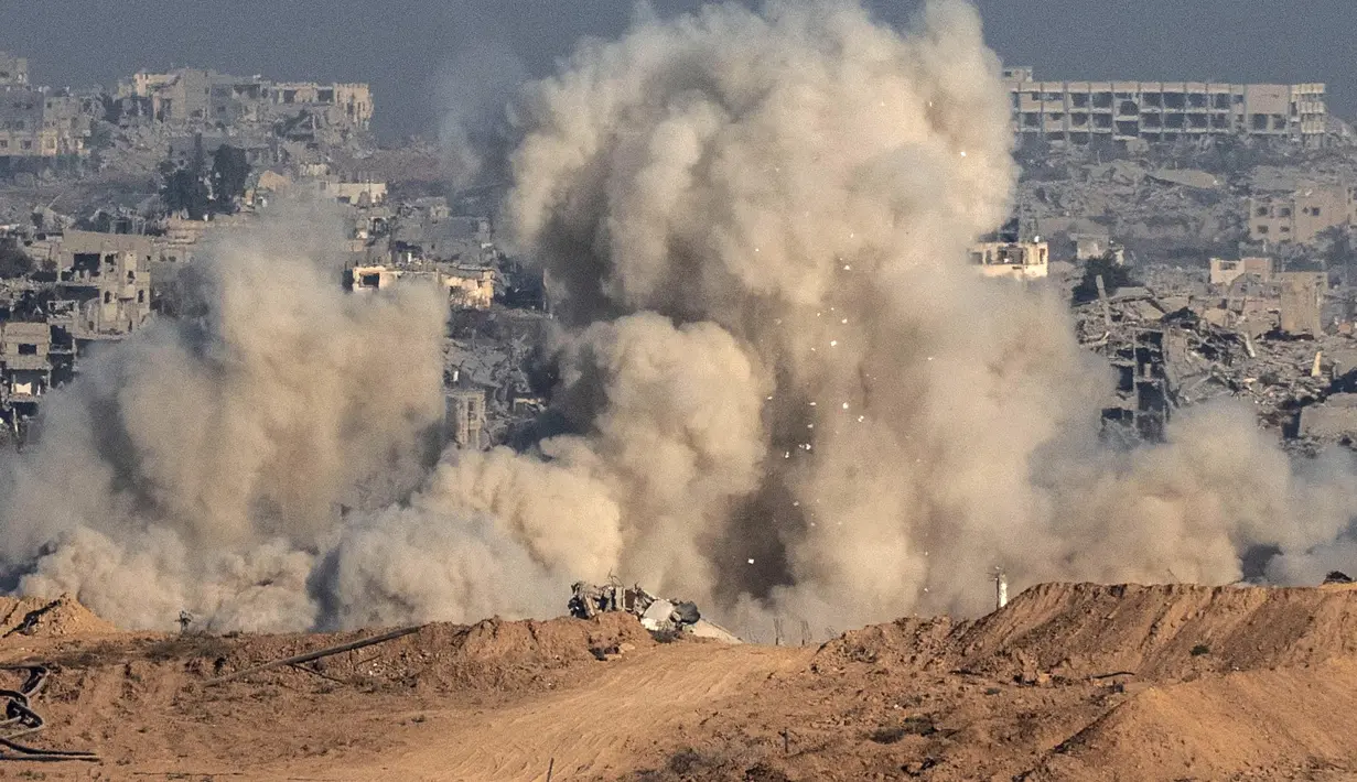 Foto yang diambil dari posisi dekat perbatasan Israel dengan Jalur Gaza menunjukkan asap dan puing-puing yang mengepul selama serangan Israel ke wilayah yang terkepung pada 6 Juli 2025. (Maya Levin/AFP)