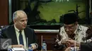 Joseph R Donovan (kiri) berbincang dengan Said Aqil Siradj saat kunjunganya di Gedung PBNU, Jakarta, Kamis (2/2). (Liputan6.com/Faizal Fanani)