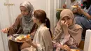 <p>Shireen Sungkar dan Zaskia Sungkar (Youtube/The Sungkars)</p>