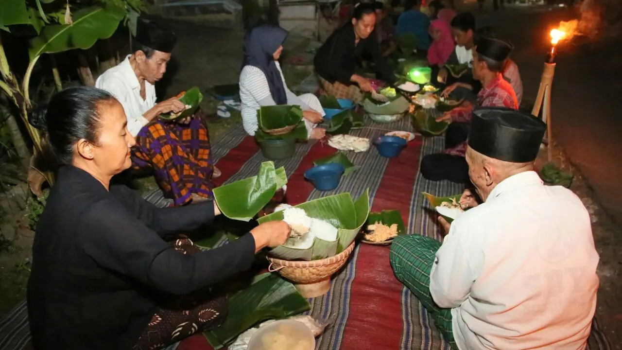 Tradisi selamatan Tumpeng Sewu di Desa Adat Kemiren, Banyuwangi pada Minggu 9 Juni 2024. (Hermawan/Liputan6.com)