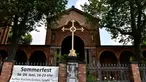 Pemandangan bangunan gereja Protestan St. Johannis yang diatasnya terdapat Masjid Ibnu Rushd-Goethe yang terletak di Berlin, Jerman (16/6). Selain berada di lantai tiga gereja, masjid ini juga dipimpin seorang imam perempuan. (AFP Photo/John Macdougall)