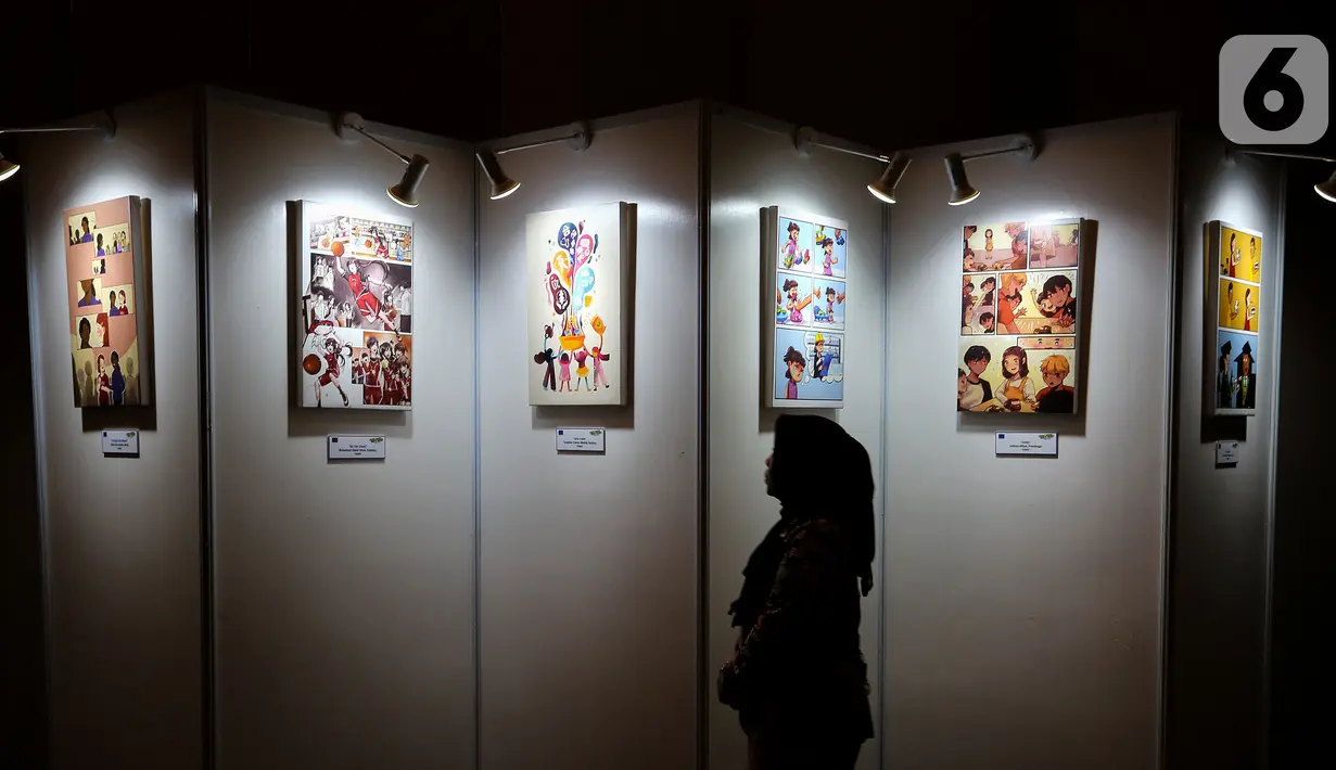 Pengunjung melihat karya komik dan kartun dalam kampanye bertajuk He For She di Jakarta, Senin (25/11/2019). Sebanyak 12 finalis memamerkan karya komik dan kartun dengan tema "Think Equal, Think Girls” yang digelar UN Women bersama Uni Eropa (Liputan6.com/Fery Pradolo)