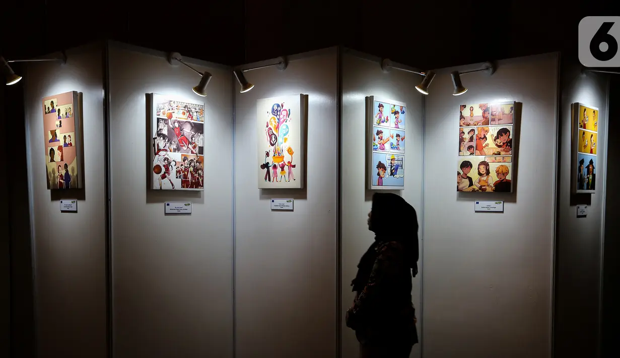 Pengunjung melihat karya komik dan kartun dalam kampanye bertajuk He For She di Jakarta, Senin (25/11/2019). Sebanyak 12 finalis memamerkan karya komik dan kartun dengan tema "Think Equal, Think Girls” yang digelar UN Women bersama Uni Eropa (Liputan6.com/Fery Pradolo)