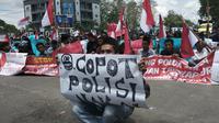 Mahasiswa yang menuntut sejumlah oknum anggota polisi di Polda Sultra diproses usai diduga terlibat membantu perusahaan tambanb di Konawe Utara. (Liputan6.com/ Ahmad Akbar Fua)