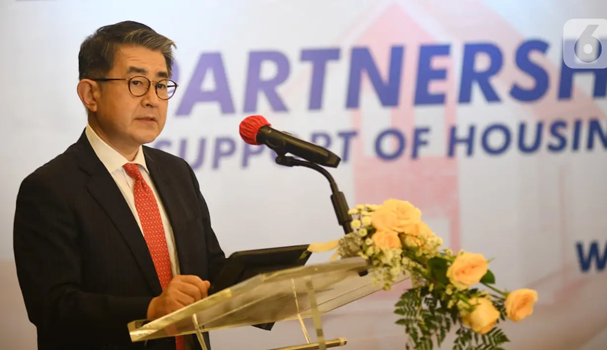 Director General Private Sector Partnership and Finance Department of JICA Shohei Hara memberi sambutan pada penandatanganan Perjanjian Pinjaman Bank BTN dengan JICA, Citi Bank dan BCA di Jakarta, Rabu (18/5/2022). Bank BTN mendapat dukungan fasilitas pinjaman dari JICA, Citi Bank dan BCA senilai total USD 100 juta atau setara Rp 1,4 triliun untuk mendukung pembiayaan rumah rakyat dan menyukseskan Program Sejuta Rumah. (Liputan6.com/HO/BTN)