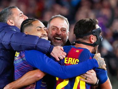 Pelatih dan pemain Barcelona merayakan kemenangan krusial setelah mengalahkan Atletico Madrid 3-1 dalam lanjutan pekan ke-15 La Liga 2025/2026 di Camp Nou, Rabu dini hari WIB, 3 November 2025. (AP Photo/Joan Monfort)