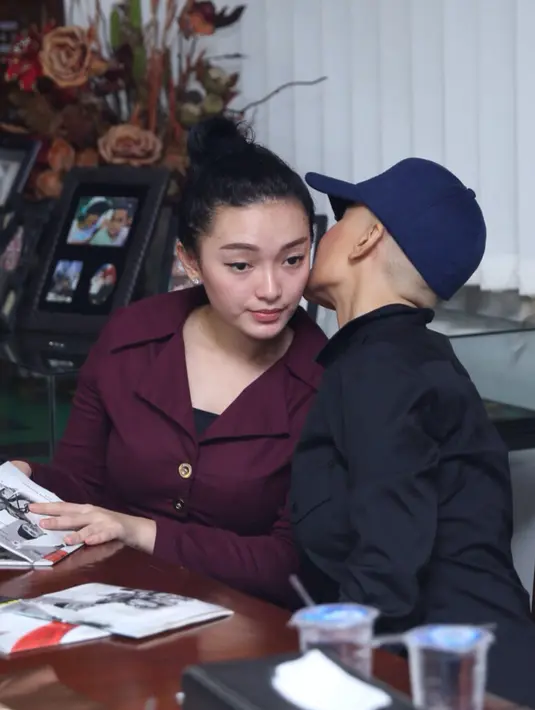 Zaskia dan Jupe menemui Rachmawati di Universitas Bung Karno, Cikini, Jakarta Pusat, Kamis (14/4/2016), dan diberi buku tentang pengetahuan Pancasila dan pengetahuan tentang Hukum di Indonesia. (Andy Masela/Bintang.com)