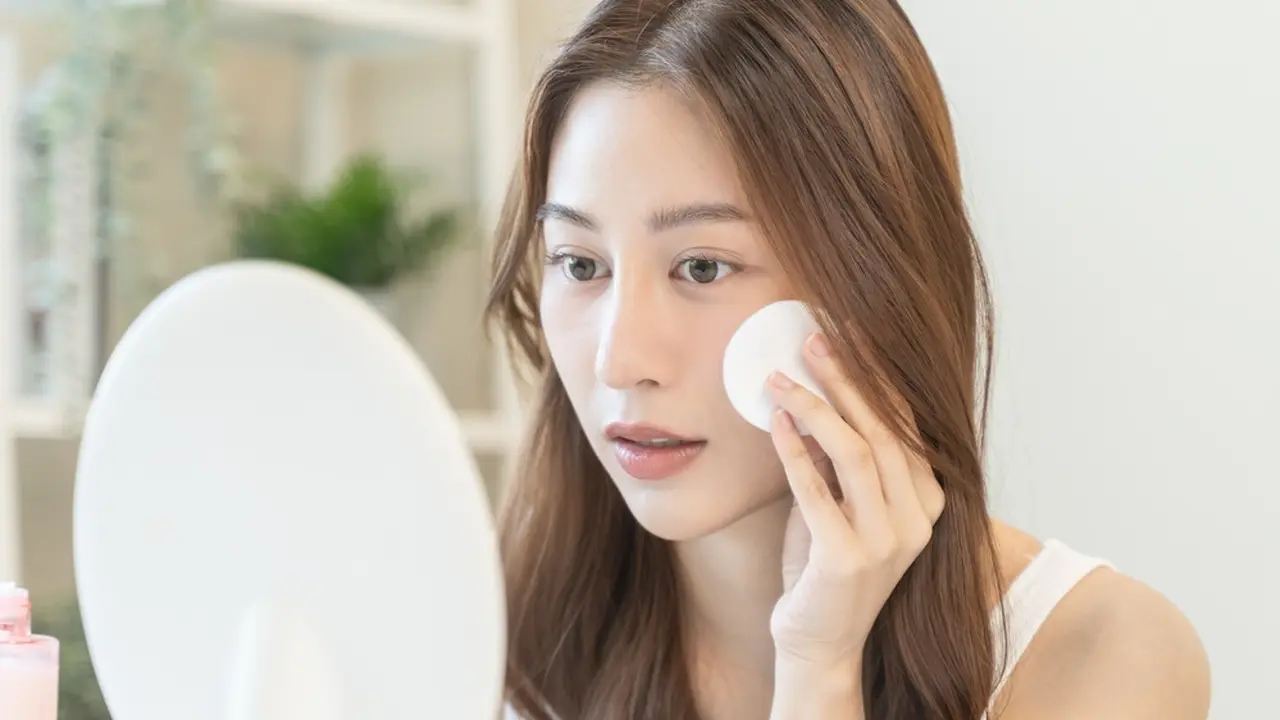 Ilustrasi wanita menggunakan skincare