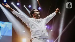 Aksi panggung personil Boyz II Men, Shawn Stockman pada konser bertajuk Boyz II Men Tour of Asia 2019 di Tennis Indoor Senayan, Jakarta, Rabu (4/12/2019). Boyz II Men membawakan sebanyak 20 lagu seperti End of the Road, One Sweet Day, dan I'll make love to you. (Liputan6.com/Faizal Fanani)