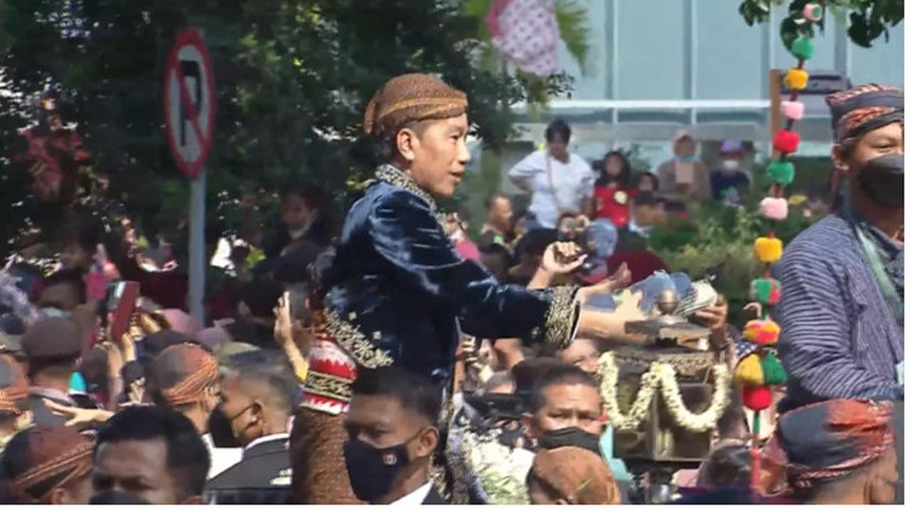 Momen Kirab Pernikahan Kaesang-Erina, Jokowi sampai berdiri dan menyapa para warga dan bagikan kaos.