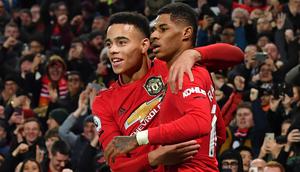 Striker Manchester United, Mason Greenwood, bersama Marcus Rashford merayakan gol ke gawang Newcastle pada laga Premier League di Stadion Old Trafford, Manchester, Rabu (26/12). MU menang 4-1 atas Newcastle. (AFP/Paul Ellis)