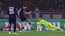 Namun, mereka mampu bangkit dan berhasil mencetak dua gol balasan melalui Marquinhos (60') dan Khvicha Kvaratskhelia (66'). (AFP/Thomas Samson)