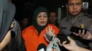 Anggota DPRD Malang Rahayu Sugiarti dimintai keterangan awak media usai menjalani pemeriksaan paska penetapan sebagai tersangka di gedung KPK, Jakarta, selasa (27/3). (Merdeka.com/Dwi Narwoko)