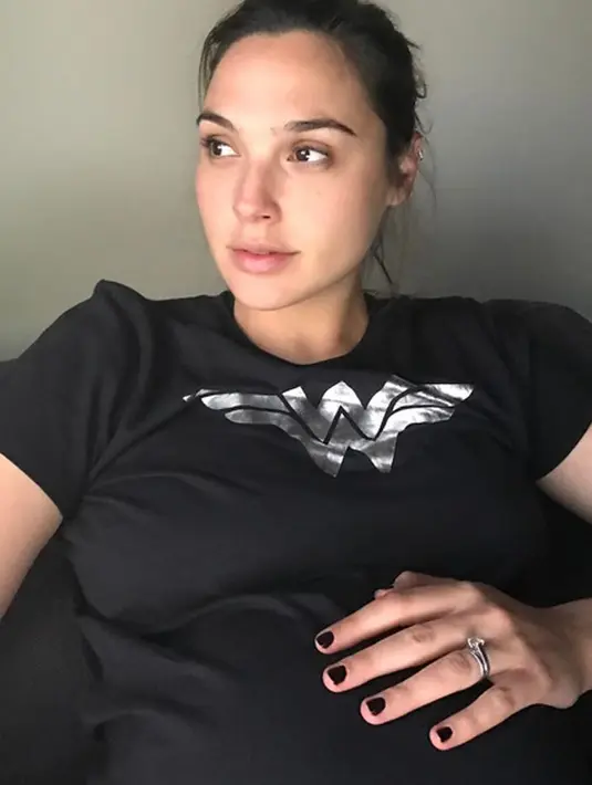 Seperti yang dikatakan seorang sumber, Gal Gadot dan suami yang inginkan anak ke-3 ini memang memimpikan sebuah keluarga besar. Dan anak ke-3nya nanti, mereka mengharapkan bayi laki-laki. (Instagram/gal_gadot)
