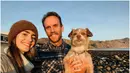 Saat merayakan tahun baru 2021 bersama, Lily dan Charlie mengajak anjing Redford kesayangan mereka. (Foto: Instagram @lilyjcollins)