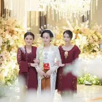 Marsha Aruan didapuk menjadi bridesmaid, ia pun dipercaya menghantarkan sang sahabat tercinta menuju pelaminan. Ia pun tampil anggun berkebaya. [@aruanmarsha]